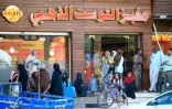 Des Soudanais font la queue devant une boulangerie dans la capitale Khartoum, le 11 février 2020