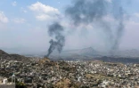 De la fumée lors de combats entre des combattants du gouvernement yéménite soutenus par l’Arabie saoudite et les Houthis yéménites, soutenus par l’Iran, à l’ouest de Taëz, le 21 octobre 2026 au Yémen