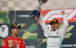 Valtteri Bottas soulève le trophée de la sa victoire dans le GP du Japon sous le regard de Sebastian Vettel, le 13 octobre 2019 à Suzuka