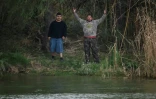 Des passeurs mexicains au bord du Rio Grande, au Mexique, avant de faire entrer des migrants centraméricains illégalement aux Etats-Unis, le 28 mars 2021