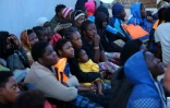 Des migrants secourus par des gardes-cĂ´tes libyens, le 26 mai 2017 Ă Tripoli