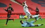 L'attaquant de Lyon Memphis Depay au-dessus du gardien de Nice Walter Benitez, le 19 décembre 2020 à Nice 