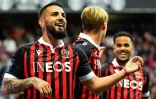 L'attaquant de Nice Andy Delort (g) vient d'ouvrir le score contre Rennes, le 2 avril 2022 à Nice 