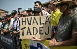 Une spectatrice brandit une pancarte sur laquelle est écrit "Merci Tadej" au départ du Tour de France samedi à Florence