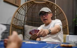 Tang Songyuan (d), qui a ouvert un club de "lancer d'oeufs", un jeu de cartes populaire en Chine, le 15 août 2024 à Hangzhou