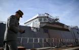 Un officier se tient devant la frégate de défense et d'intervention (FDI) Kimon au chantier naval du groupe industriel français Naval Group à Lorient, dans l'ouest de la France, le 4 octobre 2023