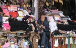 Un vendeur attend des clients dans sa boutique de la ville sainte irakienne de Najaf, qui abrite le sanctuaire de l'imam chiite Ali d'ordinaire très fréquenté par des pèlerins, le 22 avril 2026