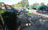 Un employé surpervise les travaux d'extension de Roland-Garros sur les serres d'Auteuil, le 5 octobre 2016