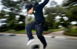 Pour exécuter ses figures, Zion Ricks-Gaines qui pratique le skate depuis l'âge de douze ans fait appel à sa mémoire musculaire, à San Francisco, le 6 mai 2022 