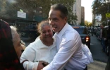 L'ex-gouverneur démocrate de l'Etat de New York Andrew Cuomo, candidat indépendant aux élections municipales de la ville, salue des supporteurs à New York, le 23 octobre 2025.