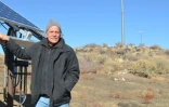Mark Sorensen, fondateur de l'école Navajo Star, pose près des panneaux solaires qui, avec des éoliennes, fournissent l'électricité de l'établissement