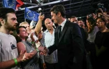 L'ex-Premier ministre et candidat de Renaissance à la présidentielle française, Gabriel Attal, salue des sympathisants lors de son premier meeting de campagne à Paris, le 30 mai 2026