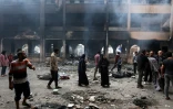 Des Palestiniens inspectent les ruines d'une école abritant des déplacés visée par une frappe israélienne à Gaza-ville, le 23 avril 2025