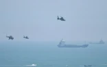 Hélicoptères militaires chinois à proximité de l'île taïwanaise de Pingtan, le 4 août 2022, dans le cadre de grands exercices militaires
