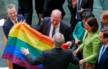 Le parlementaire australien Trent Zimmerman célèbre l'adoption d'une loi sur le mariage gay, à Canberra, le 7 décembre 2017