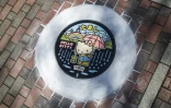 Une plaque d'égout décorée du chat "Hello Kitty" près d'un parc d'attractions pour enfants, le 21 novembre 2017 à Tama City, au Japon