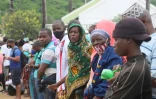 Des personnes attendent l'arrivée de leurs proches à Pemba, au Mozambique, le 1er avril 2021 