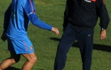 Le sélectionneur du Portugal Carlos Queiroz (d) donne des instructions à Cristinao Ronaldo lors d'une séance d'entraînement, le 23 juin 2010 à Magaliesburg en Afrique du sud 