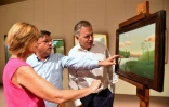 (De G à D) Face au "Paysage avec pêcheur" Antoinette Le Falher, directrice de ce musée d'Art Naïf et d'Arts Singuliers de Laval, Didier Pillon, en charge des affaires culturelles et François Zocchetto, sénateur-maire de Laval, le 29 août 2017