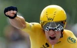 La joie du maillot jaune, le Britannique Bradley Wiggins, après avoir remporté la 19e étape du Tour de France, un contre-la-montre entre Bonneval et Chartres, le 21 juillet 2012