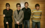 De gauche à droite, Gem Archer, Noel Gallagher, Andy Bell et Liam Gallagher, membres d'Oasis, lors d'un photocall à Hong Kong, le 25 février 2006