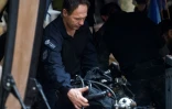 Un membre de l'équipe de sauveteurs de la police fédérale australienne prépare son équipement près de la grotte où sont piégés 12 enfants, dans le district de Mae Sai, en Thailande, le 6 juillet 2018