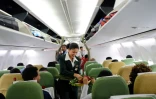 Des roses sont distribuées aux passagers du vol des Ethiopian Airlines à destination d'Asmara, en Erythrée, le 18 juillet 2018. 
