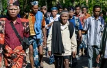 Des personnes en deuil, habillées de vêtements traditionnels, assistent aux funérailles d'un noble sur l'île de Sumba, le 26 juin 2026 en Indonésie