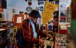 Un client parcourt des vinyles de la boutique Flashback Records, le 18 avril 2024 Ă Londres