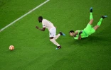Romelu Lukaku élimine Gianluigi Buffon pour marquer le premier but de Manchester United contre le Paris SG en 8e de finale retour de la Ligue des champions le 6 mars 2019 au Parc des Princes 