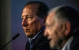 John Textor (G) et le président de Lyon Jean-Michel Aulas (D) lors d'une conférence de presse annonçant le rachat du club français par l'homme d'affaires américain, le 21 juin 2022 près de Lyon