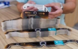 Des lunettes d'observation d'éclipse certifiées conformes à la norme de sécurité internationale ISO 12312-2 vendues à Burgos, le 2 juillet 2026 en Espagne