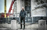 Vladimir Javacheff, neveu de Christo, pose le 4 août 2021 devant l'Arc de Triomphe à Paris 