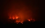 Les fumées d'incendie se rapprochent du village de Novelo, dans l'ouest de la Slovénie, le 21 juillet 2022