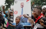 Des partisans du candidat d'opposition Martin Fayulu à la présidentielle en RDC brandissent son portrait dans les rues de Kinshasa le 19 décembre 2018.