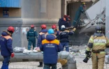 Des sauveteurs travaillent le 2 janvier 2019 sur le site d'un immeuble ravagé deux jours auparavant par une explosion de gaz à Magnitogorsk dans l'Oural russe