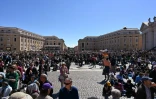 Des fidèles asistent aux funérailles du pape François place saint-Pierre au Vatican, le 26 avril 2025