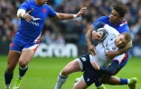 Le centre français Jonathan Darty plaque le demi d'ouverture écossais Finn Russell, sous le regard du centre Gaël Fickou, lors de leur match du Tournoi des Six nations, le 26 février 2022 au Stade de Murrayfield à Edimbourg