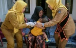 Une infirmière vaccine un enfant contre la rougeole lors d'une campagne de vaccination à Surabaya, en Indonésie, le 15 septembre 2025 