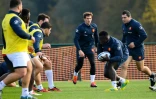 Le pilier du XV de France Cedate Gomes, balle en mains, défie ses coéquipiers lors d'une séance d'entraînement à Marcoussis, le 9 novembre 2018