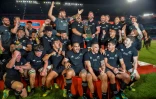 Les Néo-zélandais fêtent leur titre dans le Four Nations après leur victoire sur les Springboks le 6 octobre 2018 au Loftus Versfeld stadium à Pretoria