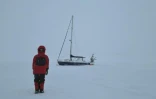 Photo fournie par Tamara Klink, réalisée le 19 janvier 2024, d'elle posant devant son bateau Sardinha 2 durant son voyage en solo en Arctique, sur la côte ouest du Groenland