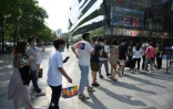Des Chinois font la queue pour entrer dans un centre commercial, le 2 mai 2020 à Pékin