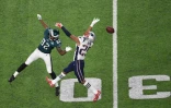 Eric Rowe (D) des Patriots laisse échapper le ballon face à Torrey Smith des Eagles lors du Super Bowl à Philadelphie, Minneapolis, Minnesota, le 4 février 2018