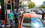 Des automobilistes font la queue devant une station service à Beyrouth, alors que des pénuries de toute sorte, dont celle de carburant, frappent le Liban, le 13 août 2021 