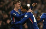 Le milieu de terrain offensif anglais de Chelsea, Cole Palmer (à gauche), avec son coéquipier, l'attaquant brésilien, Joao Pedro (à droite), lors du match de Premier League contre Leeds United, à Londres, le 10 février 2026