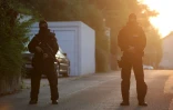 Des policiers allemands bloquent une rue près d'un centre pour réfugiés où vivait un Syrien qui a posé une bombe près d'un festival de musique à Ansbach