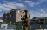 Un membre des forces armées russes patrouille sur le territoire de la centrale nucléaire de Zaporijjia en Ukraine le 1er mai 2022