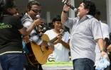 Diego Maradona chante avec des musiciens locaux au cours d'une visite dans l'état du Kerala en Inde, le 24 octobre 2012
