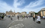 Des personnes attendent la prière de l'angelus donnée par le pape François place Saint-Pierre au Vatican, le 17 mai 2020
